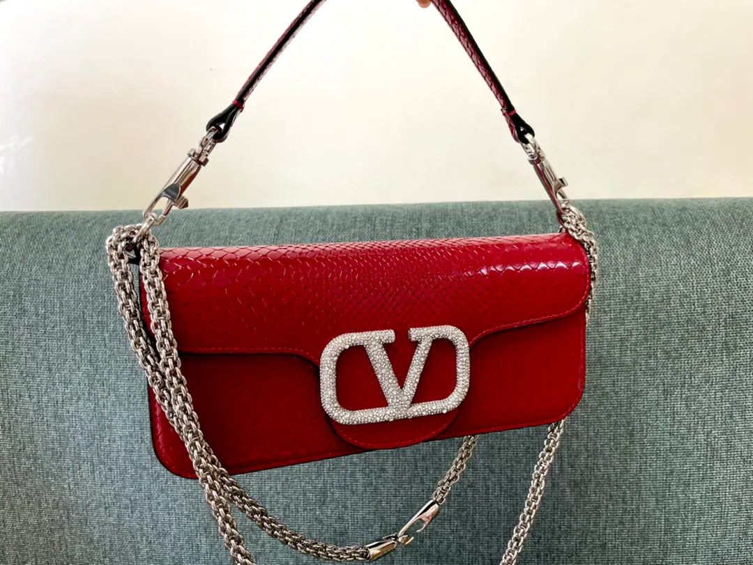 Large. Valentino Garavani MINILOCCow-skin handbag., MetalVLogo SignatureDetails With undreatable lifters and undrewable slide chains, ♪ And I can't bear ♪, Slash or handheld Magnetic button opening Model▪️1133LSnake. Large size:27x13x6cm