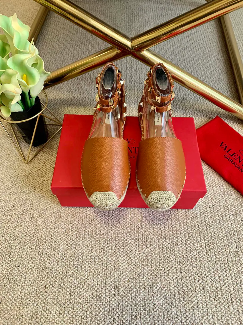【VALENTINO】Valentino.2021The new one is in the Paris counter in the morning and autumn.# The middle-air liner's shoes.😈😈The world's fashion., Every brand has a similar one.🙅🙅But it's making many fairies compete for consumption., It's one of his own.LOGOThe nail elements are perfect.💯💯Attention.⚠️The most important thing is that it doesn't pick feet.[Tooth.], No foot picks.…[- You're so proud of yourself.]Shoe.: Import of sheep skin. Uchi.: Lamb skin., Otsumi!: Original1Bing1Unique open code number: 35-42.