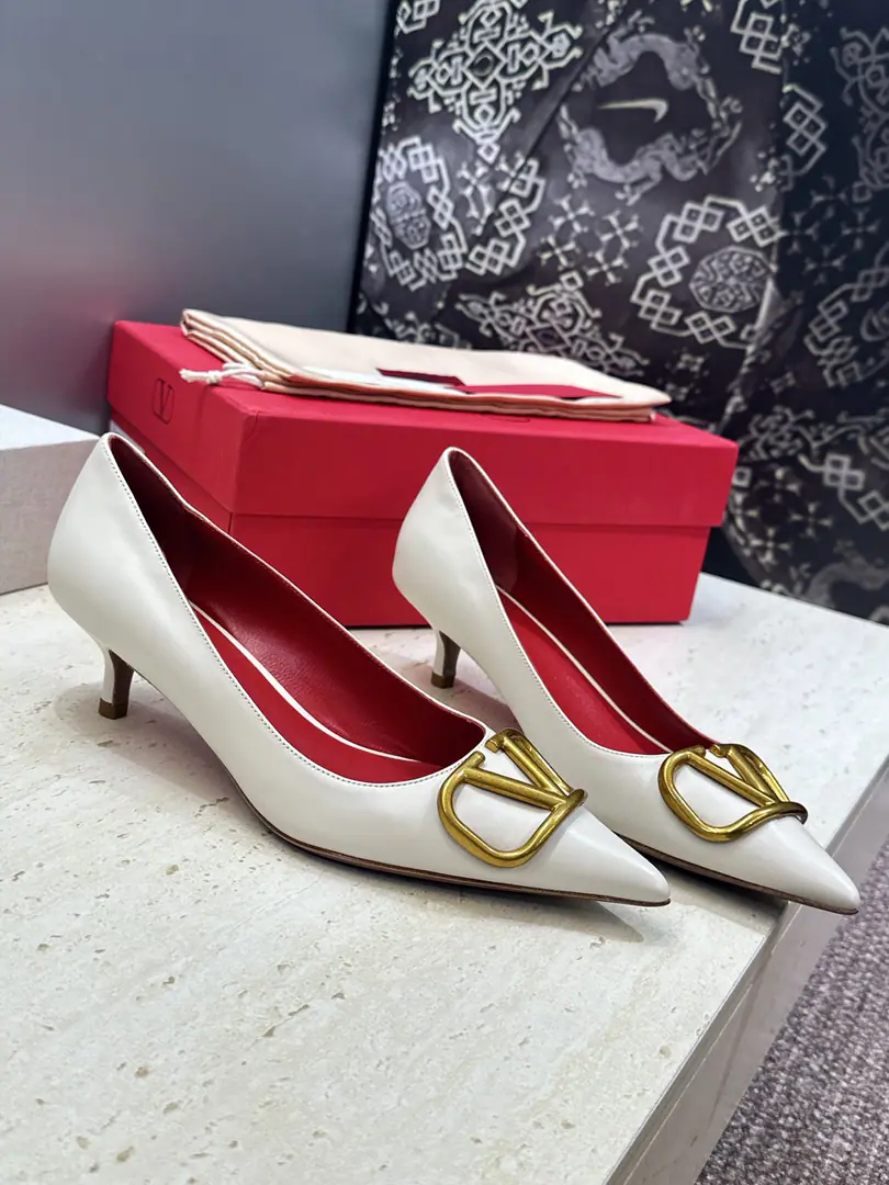 Plant prices(Full plane box.) Top Valentino Spring and summer classic fashion women's shoes. Valentino.logoThe hardware is low and the sharpest one is single. Material: The shoes are in the skin of the cow./Importing cow skin+In the skin of the sheep.+Italy is a big-ass country. He's tall.:4CM SIZE: 34-42(34.40.41.42Custom without re-offer）