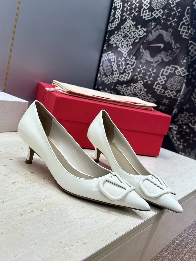 Plant prices(Full plane box.) Top Valentino Spring and summer classic fashion women's shoes. Valentino.logoThe hardware is low and the sharpest one is single. Material: The shoes are in the skin of the cow./Importing cow skin+In the skin of the sheep.+Italy is a big-ass country. He's tall.:4CM SIZE: 34-42(34.40.41.42Custom without re-offer）
