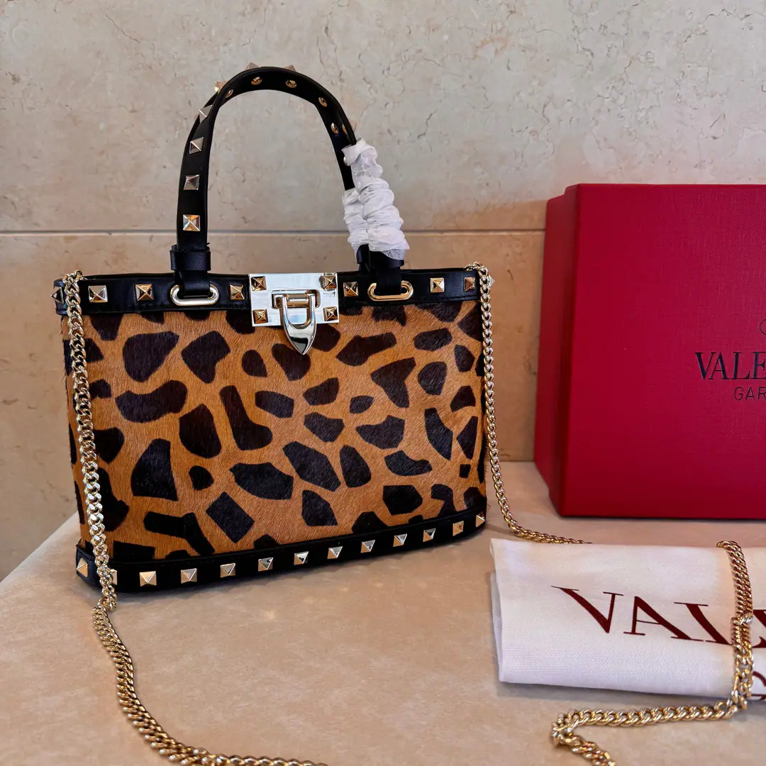 Small. VTNew little handbag. Valentino Garavani Rockstud A small, small, small, small, slanted, little cattle.,The iconic hook-tocking design has been re-explored., The treatment of the nails and the fittings for the metallic process to stop the zipper pulls.: Zipper and hook-buttonable., Dismantled shoulder belts.. Size of the trumpet: 23x15.5x6cm