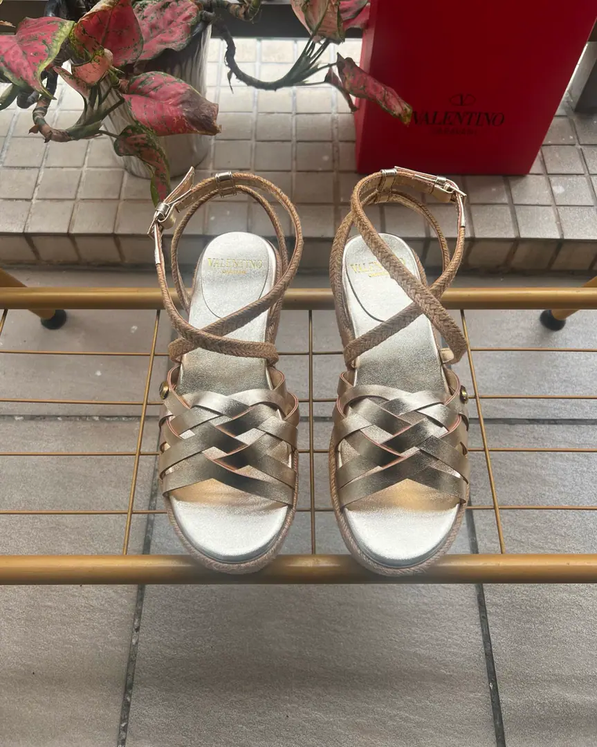 Valentino Garavani /Valentino. Roundhead knittingVI'll take a new sandal.🩴Fishermen's shoes. VThe gold pin logo. ppShit. He's tall.6cm Rubber Bottom Italian manufacture 36-41