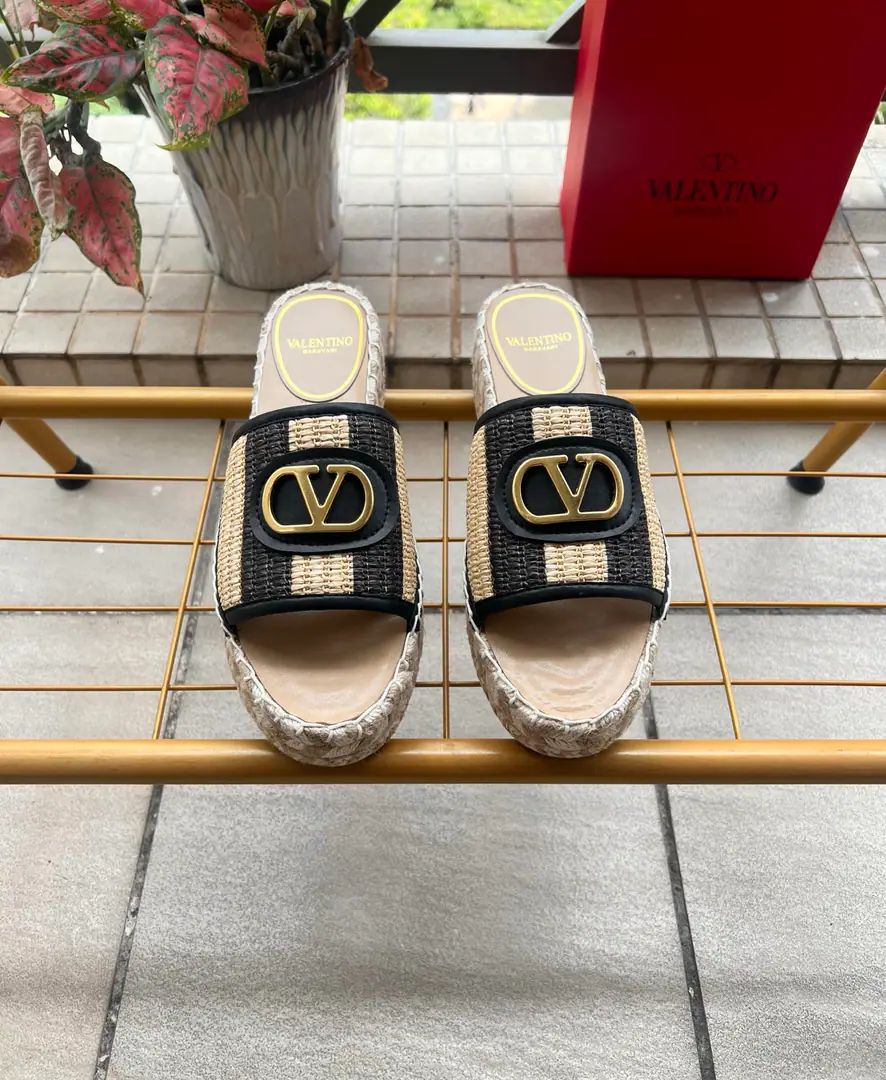 Valentino Garavani /Valentino. Roundheads with moller shoes.VI'm gonna grab a new slipper.🩴Fishermen's shoes. LargeVGold button decorations Raphigrass. He's tall.5.5cm Rubber Bottom Italian manufacture 36-41