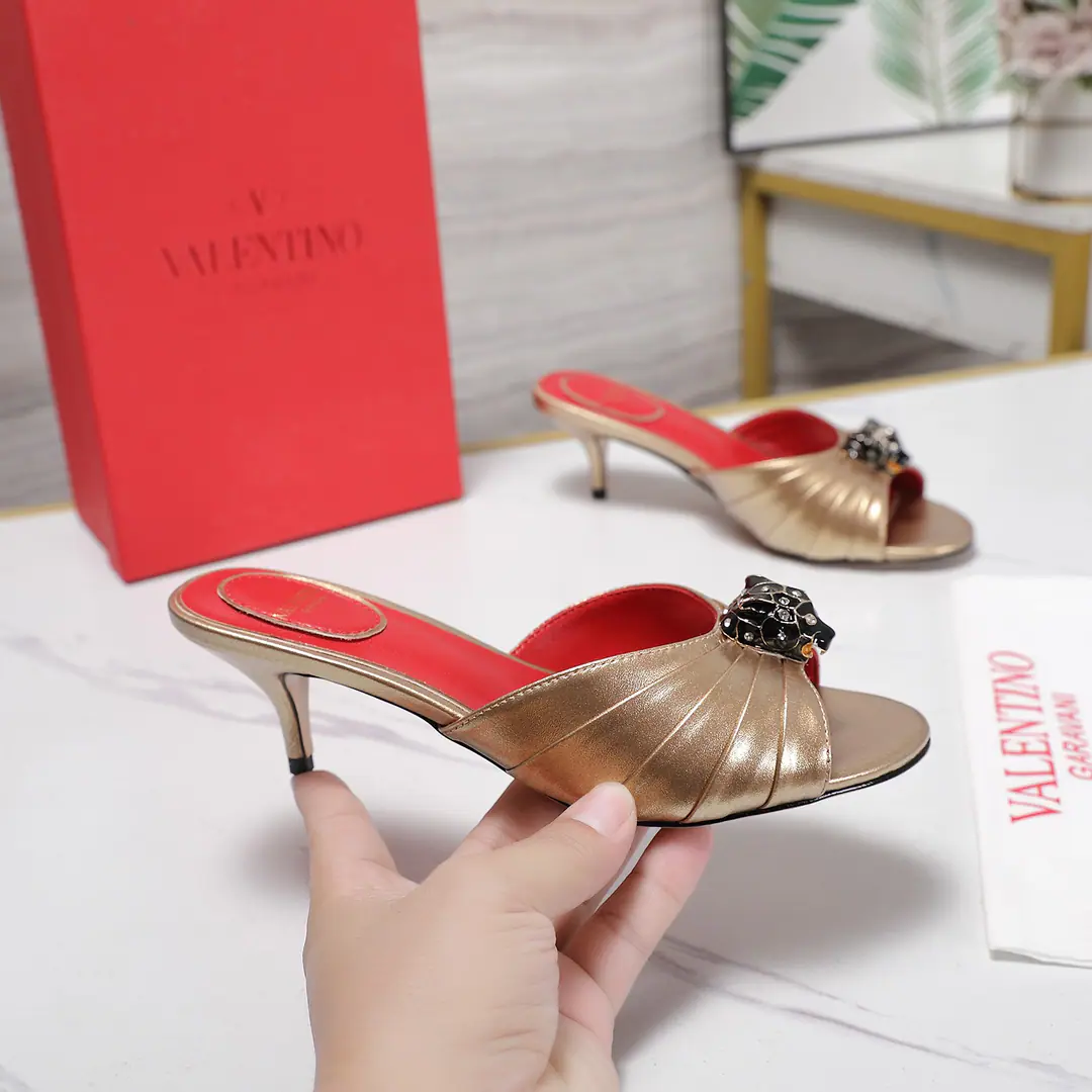 Get out of the factory. 《Unique top version》 VALENTIN*OWarren.*Tin-no!26vsSpring and summer, latest fashion sandal series.…… 【The round head is wrinkled and drowsy.】 Miss Valentino loves Jane and can't resist it., The combinations show a different style of dress., Free to shine.⚡Follow the Eurasia style.！！！ The top-level processors are perfect., You can compare the cabinet with any details., Best-class top-class., You can come in and out of the counter.！！ ❶Fabulous.: Original customized sheep skin/Wrinkle process/Brick. ❷Uchi.: Original customized sheep skin ❸Foot.: Original customized sheep skin ❹Otsumi!: The original custom is really big. ❺He's tall.: 5.5cm ❻Codes: 35-39（40.41.Custom without re-offer） ❼Packaging: Original package ☀Colours: Synchronise update of the network