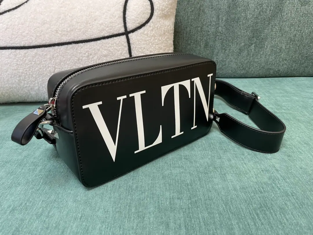 Batch. 🆕 Valentino•VLTNLargelogoThe graffiti is a man's slant bag., Simple design Large capacity Dimensions: 24x12.5x9cm Model:0048❤️ Original MonoQuality