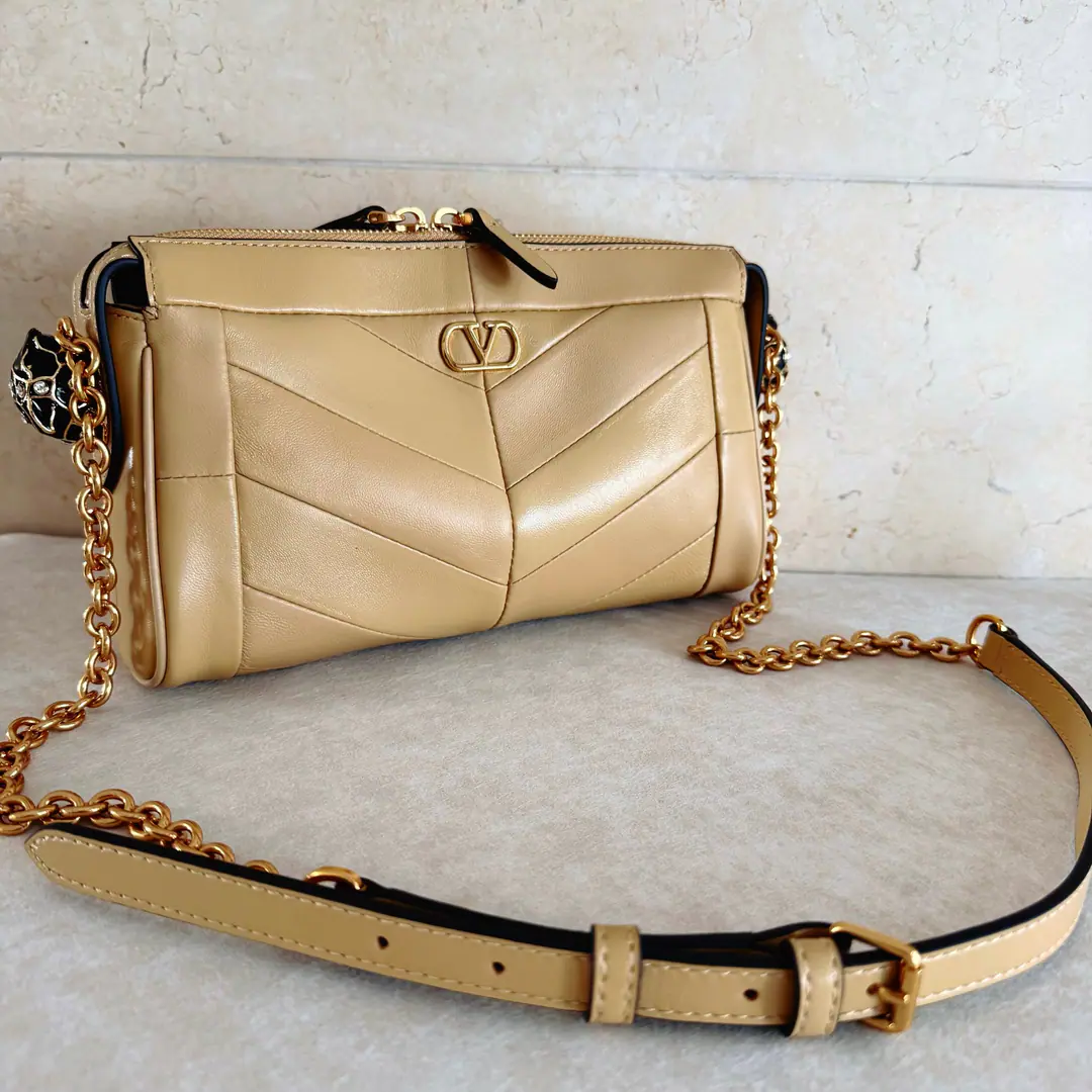 Batch. New🍃VALENTINO GARAVANI Valentino's pocket., Combination with bright and dumb sheep leather materialVForm, I'll bet you'll be a head of a beast and a crystal.. - To benefit from a modifiable shoulder belt design., This bag can be slashed and slashed.. Antiquated gold process effects treatment accessories Retrogold gold process effectsVLOGO SIGNATUREMetal Details -- We're going to pull the chain. Dimensions: Kuan24XHigh14XDeep6centimetres Model-8900