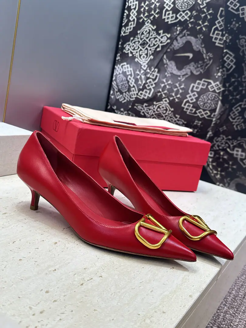 Plant prices(Full plane box.) Top Valentino Spring and summer classic fashion women's shoes. Valentino.logoThe hardware is low and the sharpest one is single. Material: The shoes are in the skin of the cow./Importing cow skin+In the skin of the sheep.+Italy is a big-ass country. He's tall.:4CM SIZE: 34-42(34.40.41.42Custom without re-offer）