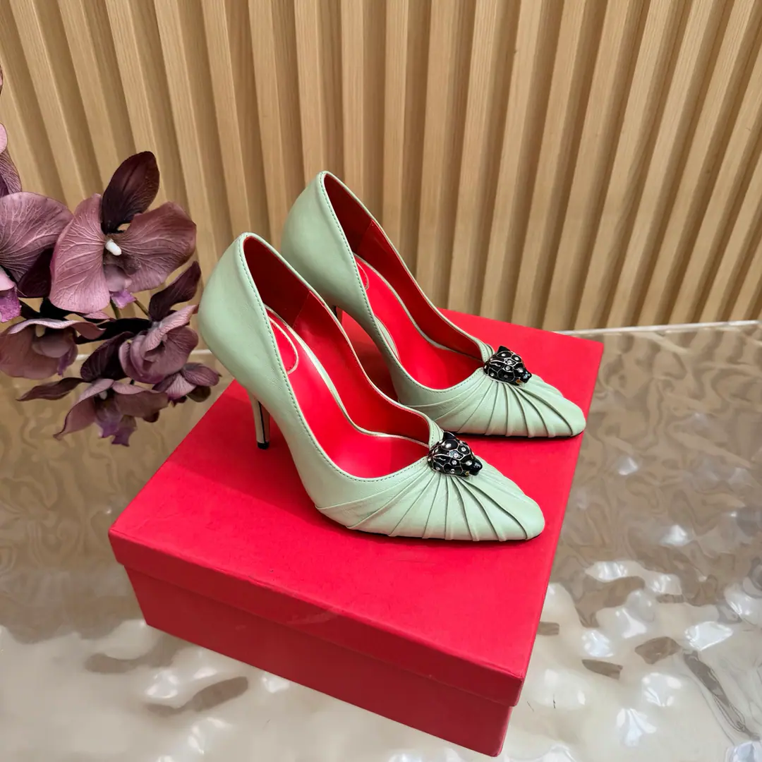 2026♪ Take the stuns and the heels ♪ Valentino High heels💗Loved sandals. A beautiful quality.⚠️ It's a great match., Wear it any season.💜 Valentino is a new fashion charm. To continue the super high and design., I'm a big fan of the world's famous fans. The million fans are showing their love., Best sales at sea and abroad The domestics are out., Top Version Candy color., Every color is beautiful. Shoe.: Bullskins. Uchi.: Import of sheep skin Shoes under the sole.: That's a big one. He's tall.: 10cm Packaging: Full original package Codes: 36One.42Code（40, 41, 42I'm not gonna change.）