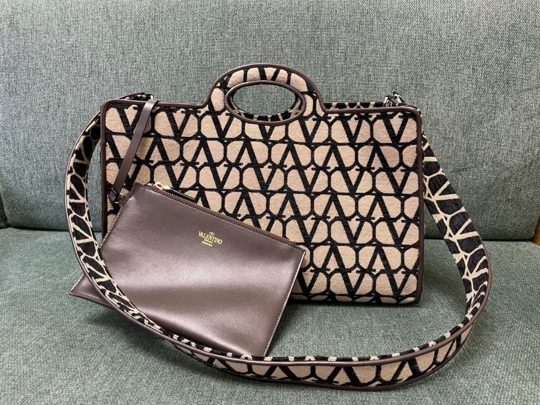 Batch. Upgrade original order quality❤️Valentino toteVSigning of the sheep skin and fabric tot bag. The shopping bag was designed to remove shoulder belts and double leather handles., You can take it with you. Back. Pyramid gold-based distribution Dismantled shoulder belts and double leather handles. You can take your leather hands off and take your bag. VIn the label fabric. Model: 2023Big number. Dimensions:Kuan40xHigh25xDeep17centimetres