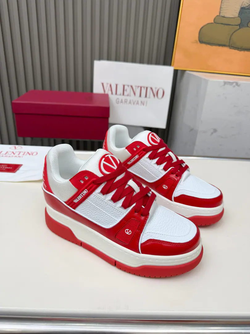 Real money's not gonna do it.！2026Newest🔥A couple. Top OriginalVLTNSeries ！valentino It's a soft foot., I'm not too bad at this., It's not a little bit higher., Put on the feeling and step up the stairs.！The color of dopamine., Super cute, pretty and dressed. Two-way, two-way, size-valued.！A sense of comfort and light quality., ♪ Take care of every match ♪ Couple money.35-46Code