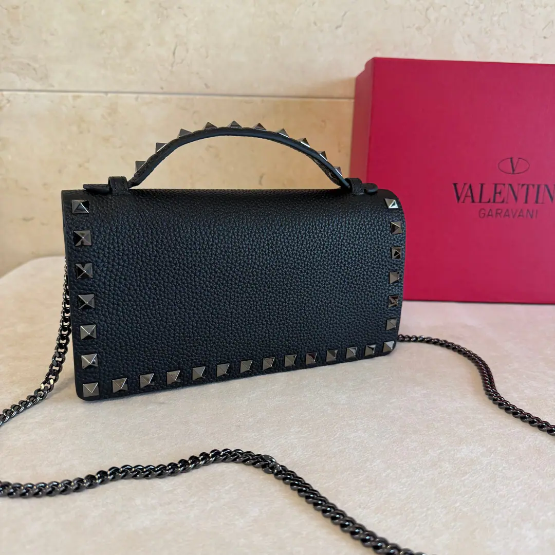 Batch. Gunk.VALENTINO🍃 Valentino. A small handbag with a small envelope. Metal process effect treatment nails and accessories Magnetic button opening A zipper pocket and a slot inside. In the leather line. Dismantled straps. Dimensions: Kuan21XHigh10.5XDeep4centimetres Model: 3088