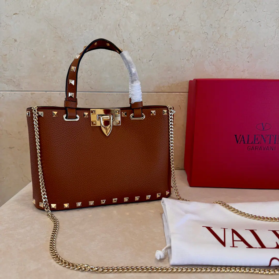Small. SmallVTNew little handbag. Valentino Garavani Rockstud A small, small, small, small, slanted, little cattle.,The iconic hook-tocking design has been re-explored., The treatment of the nails and the fittings for the metallic process to stop the zipper pulls.: Zipper and hook-buttonable., Dismantled shoulder belts. Model: 8001 Dimensions: 23x15.5x6cm