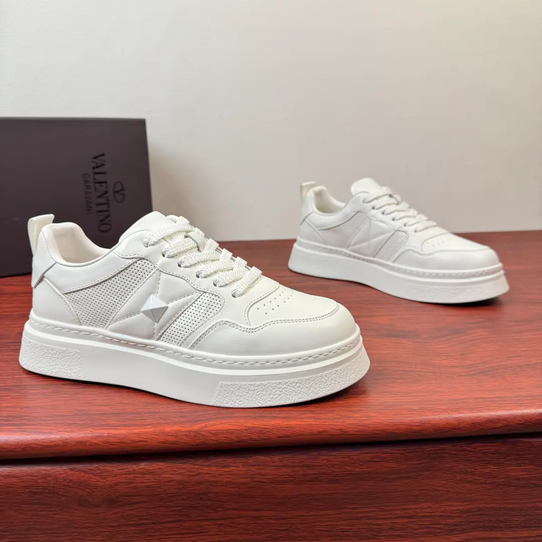 Valentino/Valentino. ONE STUD XLMales leather sneakers！ Light-luxury, thick-bed shoes., The classic nail-to-foot thing is a sense of excellence.✨ The man's shoe cabinet just needs money.！This Valentino has a thick, white shoe., Fill your skin with your face.. The shoe face is a top-decked cow.+The airnets are made of air., The skin is thin and thin., I'm so full of texture.. The netted area is not boring., Spring and summer are nice.. Signal diamond-like nail design, I'm not sure if I can get a full recognition., Low profile and expensive.. A thick-dense muffin., I'm getting more invisible.3-4cm, Just perfect your legs., High and not heavy.. It's clean and clean., Green slams the energy., Fit for commuting, Leisure, I've been out of town waiting for a lot of scenes.. Rubber floor skating and grinding, The upper foot is soft and comfortable., I'm not tired., With jeans., You're so cute in your pants., Close your eyes and don't step on the thunder.！ Size: 39-40-41-42-43-44Skins size.（Customable38.45.46） The cargo.: 57200651 White