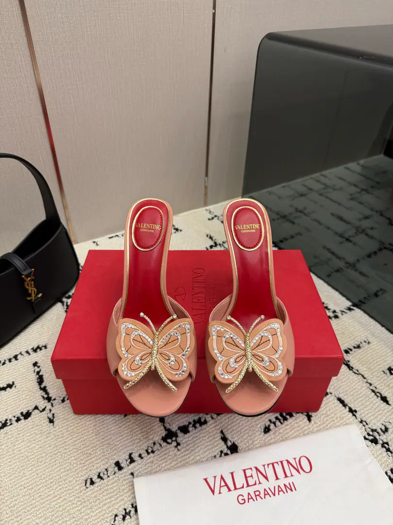 Valentino/Valentino.26WFNew High heels, sandal butterflies. The sharp line is a fine contour of the foot. Ratio of length length to length ♪ High and smooth every step of grace ♪ Classic red bottom recognition. It's easy to get a teleport. The naked and the black are cool. The upper foot is to be lifted immediately. You're not tired of walking. The fratricidal romance is hidden in detail. Summer shoe cabinets must be treasured. It's a lot of styles and styles. I'm not sure how much I'm gonna get. The classics that never regret starting. Details show the heart of the brand. It's easy to create a sense of excellence that doesn't take much effort. The price of the treasured shoes. I'm gonna be a little more elegant than I thought. The upper foot is white and thin. It's a match for both work and date. Quality and face The Warrens must be a fine one.！ The fabric is custom-made for cattle skin. The inside feet are all sheep's skin. Italian imports are so thick. size: 35-39（40/41Custom）