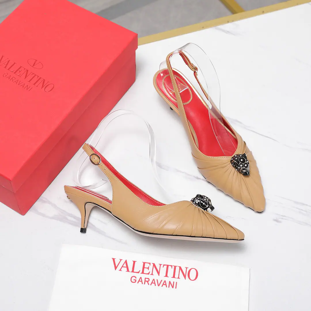 Get out of the factory. 《Unique top version》 VALENTIN*OWarren.*Tin-no!26vsSpring and summer, latest fashion sandal series.…… 【The stumps are wrinkled and empty.】 Miss Valentino loves Jane and can't resist it., The combinations show a different style of dress., Free to shine.⚡Follow the Eurasia style.！！！ The top-level processors are perfect., You can compare the cabinet with any details., Best-class top-class., You can come in and out of the counter.！！ ❶Fabulous.: Original customized sheep skin/Wrinkle process/Brick. ❷Uchi.: Original customized sheep skin ❸Foot.: Original customized sheep skin ❹Otsumi!: The original custom is really big. ❺He's tall.: 5.5cm ❻Codes: 35-39（40.41.Custom without re-offer） ❼Packaging: Original package ☀Colours: Synchronise update of the network