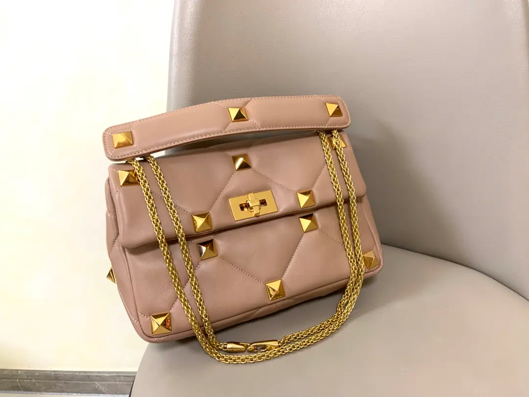 Large. 🍃Naked pink.❤️ New bag of nails.🔥Valentin0 Garavani Roman Stud Napa's leather chain bag. All sheep's skins inside and out.！Same color system, sew process enhanced prism👍Retrobronic process process for processing metal nails and accessories🤖️Internal: Zip pocket. 🆕Model0188 Big number.: 28x 18x 8cm