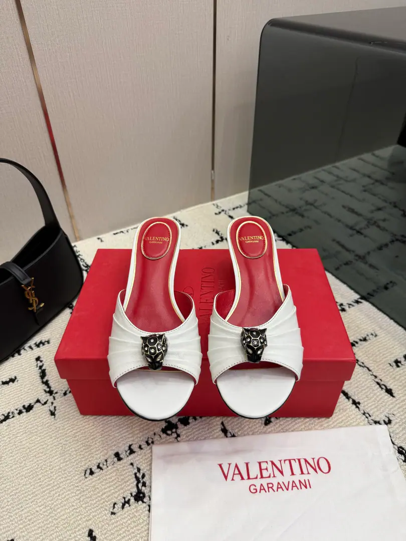 Valentino/Valentino.26WFNew Spill-head heels. The sharp line is a fine contour of the foot. SmallVGold tags for the shoes. Ratio of length length to length ♪ High and smooth every step of grace ♪ Classic red bottom recognition. It's easy to get a teleport. The naked and the black are cool. The upper foot is to be lifted immediately. You're not tired of walking. The fratricidal romance is hidden in detail. Summer shoe cabinets must be treasured. It's a lot of styles and styles. I'm not sure how much I'm gonna get. The classics that never regret starting. Details show the heart of the brand. It's easy to create a sense of excellence that doesn't take much effort. The price of the treasured shoes. I'm gonna be a little more elegant than I thought. The upper foot is white and thin. It's a match for both work and date. Quality and face The Warrens must be a fine one.！ The fabric is custom-made for cattle skin. The inside feet are all sheep's skin. Italian imports are so thick. size: 35-39（40/41Custom）
