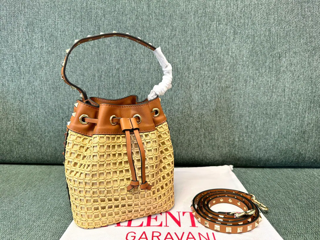 Batch. Laffy's Weed Bag. ValentinoValentino made a bucket bag., Simple design, 1A shoulder belt., Annex1A bag. Leather: Skin of a flat cow., Raphigrass. Dimensions: 16x18x11cm⚠️ Model: 0533