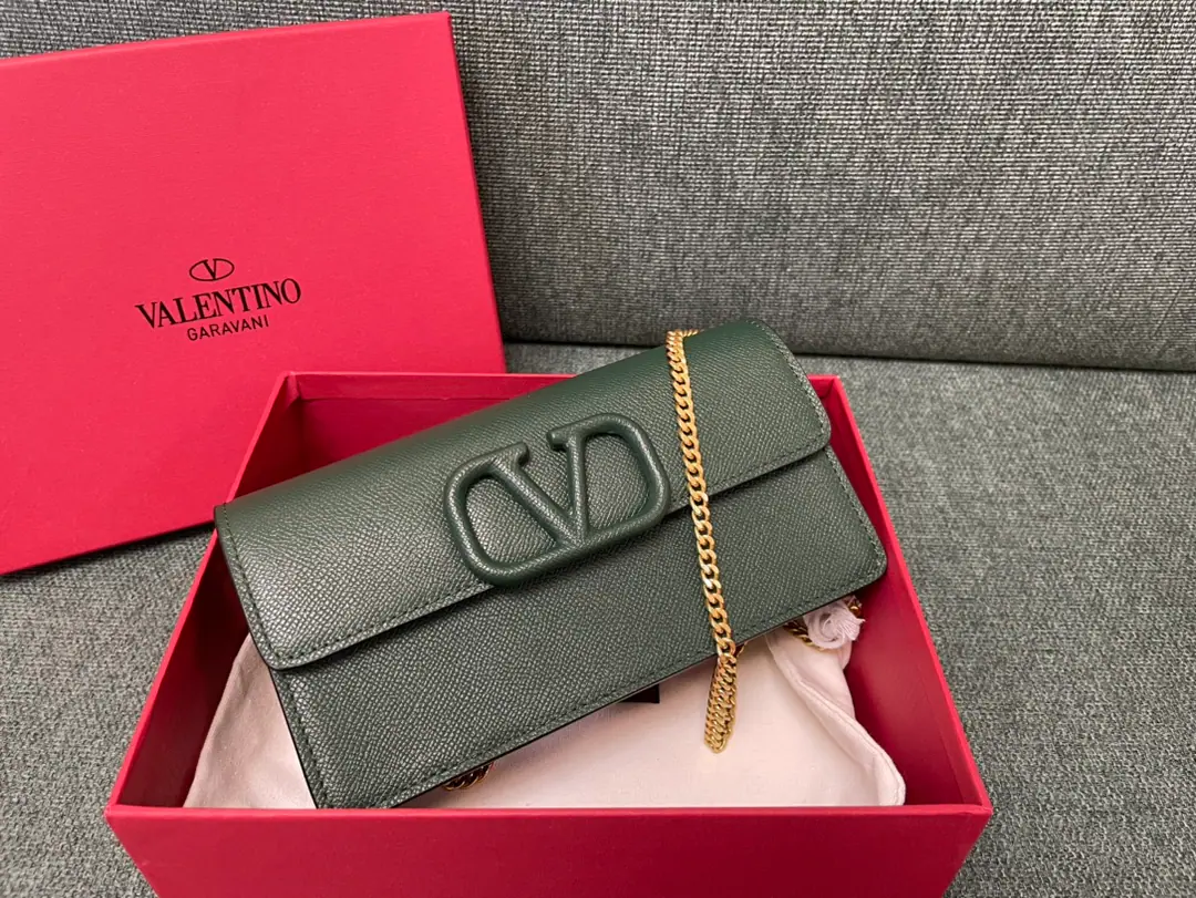 Batch. Top First List ❤️Valentino GaravaniVLogoSignaturePumpkin handbag. With a chain shoulder belt. VLogoSignatureLeather wrapper magnetate. Metal components for treatment of the effects of the brass process in the retrograde One zipper pocket separates two layers. Eight kowtows and a flat pocket. Detachable chains Dimensions:Kuan20xHigh10.5xDeep4centimetres Model: 0093