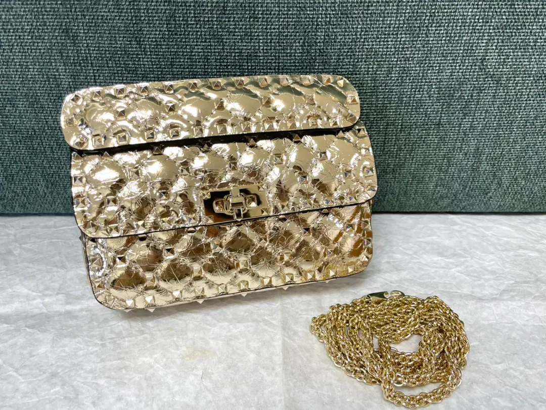 Small. Top First List The little one is wrinkled gold. Model▪️0123 Valentino ❤️The cabinet is a classic.😘The inside sheep. Dimensions: Small20x6x12cm