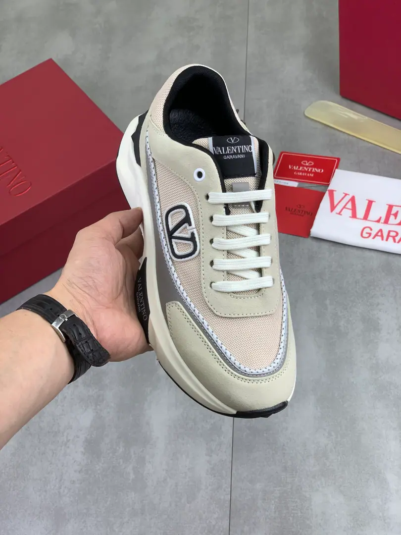 Plant prices Real value Latest ValentinoValentino.VThe new home is a young fashion. Sports shoes It's full of energy. Open-ended age The upper foot is very light and comfortable. Packaging Original procurement development Make the goods. All colors are paired with a pair of eyes. Activate the charming sunshine. Shoes design blends the tide with the everyday shape. The streets are full of feelings. Multi-Current Selection！ Fabulous.: Original Material Collation/Head-decked cow skin. Uchi.: Imported cattle skin/OriginallogoGet some sweat and gas cushions. Otsumi!: TPUThe bubble is a big fat piece of material. Branded plastic shoes. Codes: 38-45 Full package Colours: 3️⃣Colours