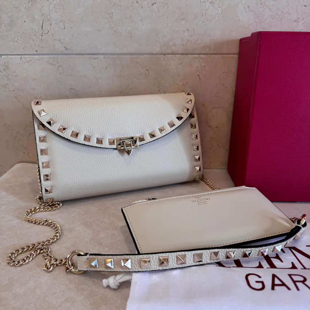 Batch. Valentino. Garavani Rockstud The little cow's skin is slanted., Signal hook-tocking design Metal process effect treatment nails and accessories Open the hook button. Dismantled shoulder belts., ♪ And I can't bear ♪, Slash Internal Casket, With a little bag. Dimensions: 21.5x12x2.5cm Paragraph: 6704