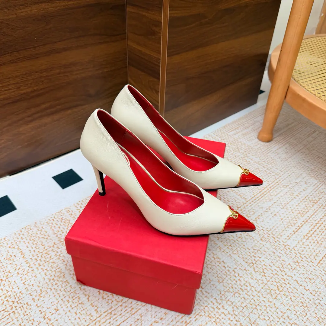 Valentino High heels💗Loved sandals. A beautiful quality.⚠️ It's a great match., Wear it any season.💜 Valentino is a new fashion charm. To continue the super high and design., I'm a big fan of the world's famous fans. The million fans are showing their love., Best sales at sea and abroad The domestics are out., Top Version Candy color., Every color is beautiful. Shoe.: Bullskins. Uchi.: Import of sheep skin Shoes under the sole.: That's a big one. He's tall.: 9cm Packaging: Full original package Codes: 36One.42Code（40, 41, 42I'm not gonna change.）