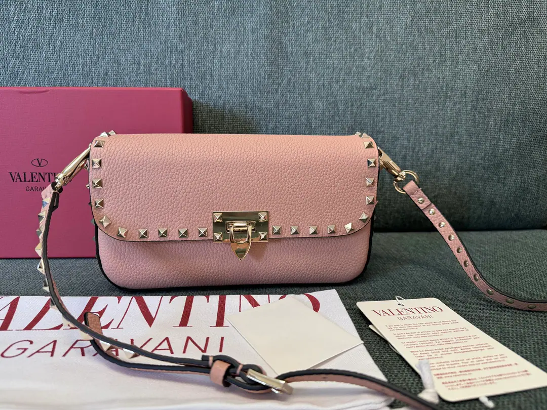 Batch. New paragraph🆕Delivery🍃 VALENTINO GARAVANI ROCKSTUDPumpkin-handbags., With a sign-on hook cut.. Metal-plated nails and accessories -- Clips. Adjustable and disassembly sundial belts -A pocket of internals. Dimensions:Kuan24XHigh12XDeep6centimetres Model: 2299