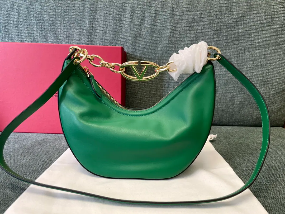 Batch. Square green Get on the new one.: 0003❤️ Moon bag VALENTINO GARAVANI VLOGO MOONA small-size chain leather. HOBOHandbag.. I'm going to be able to get a chain and a disassemble leather shoulder., This bag is slanted and can be carried.. Gold-coloured chains and accessories -Detachable leather straps. -- We're going to pull the chain. Soft sheep liner., It's got a pocket full of a sticker. Dimensions:29x23x11cm