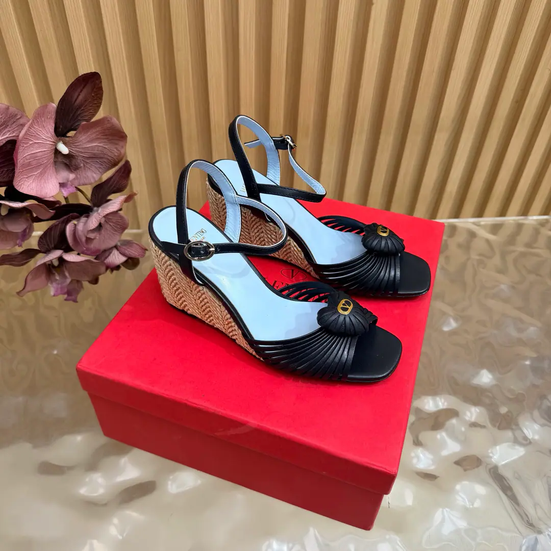 Explosive. 📍ValentinWarren Tianlian Classic.VButton The slopes and the grass. High heels.❤️The classic big one.VButton Design Match It shows the way the brand has its own design style. Luxury fashion. Very recognizable. A fine round head. Sidelines are perfect. It's a very pure smell. Little Nob. A woman of honor.‼️ The shoes are skinned with cattle. There's a mix of sheep skins inside. Original Open-Fixed Metal Bumper Italian imports of cattle and skin He's tall.: 8.5cm Codes: 35-39（40/41/42Custom）