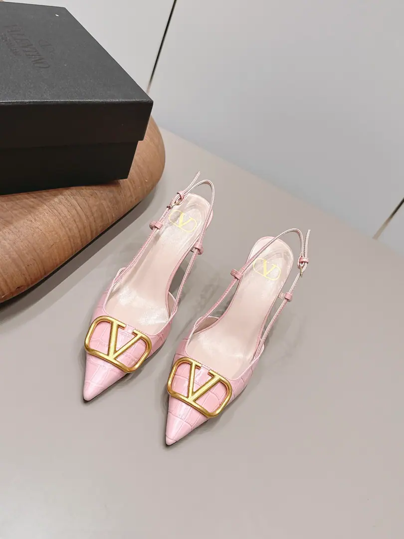 Get out of the factory.: 《Unique top version》 VALENTIN*OWarren.*Tin-no!26vsSpring and summer's latest fashion shoe series.…… 【The stumps are empty.】 Miss Valentino loves Jane and can't resist it., The combinations show a different style of dress., Free to shine.⚡Follow the Eurasia style.！！！ The top-level processors are perfect., You can compare the cabinet with any details., Best-class top-class., You can come in and out of the counter.！！ ❶Fabulous.: Original custom-made cow skin ❷Uchi.: Original customized sheep skin ❸Foot.: Original customized sheep skin ❹Otsumi!: The original custom is really big. ❺He's tall.: 8.5cm ❻Codes: 35-39（40.Custom without re-offer） ❼Packaging: Original package ☀Colours: Synchronise update of the network
