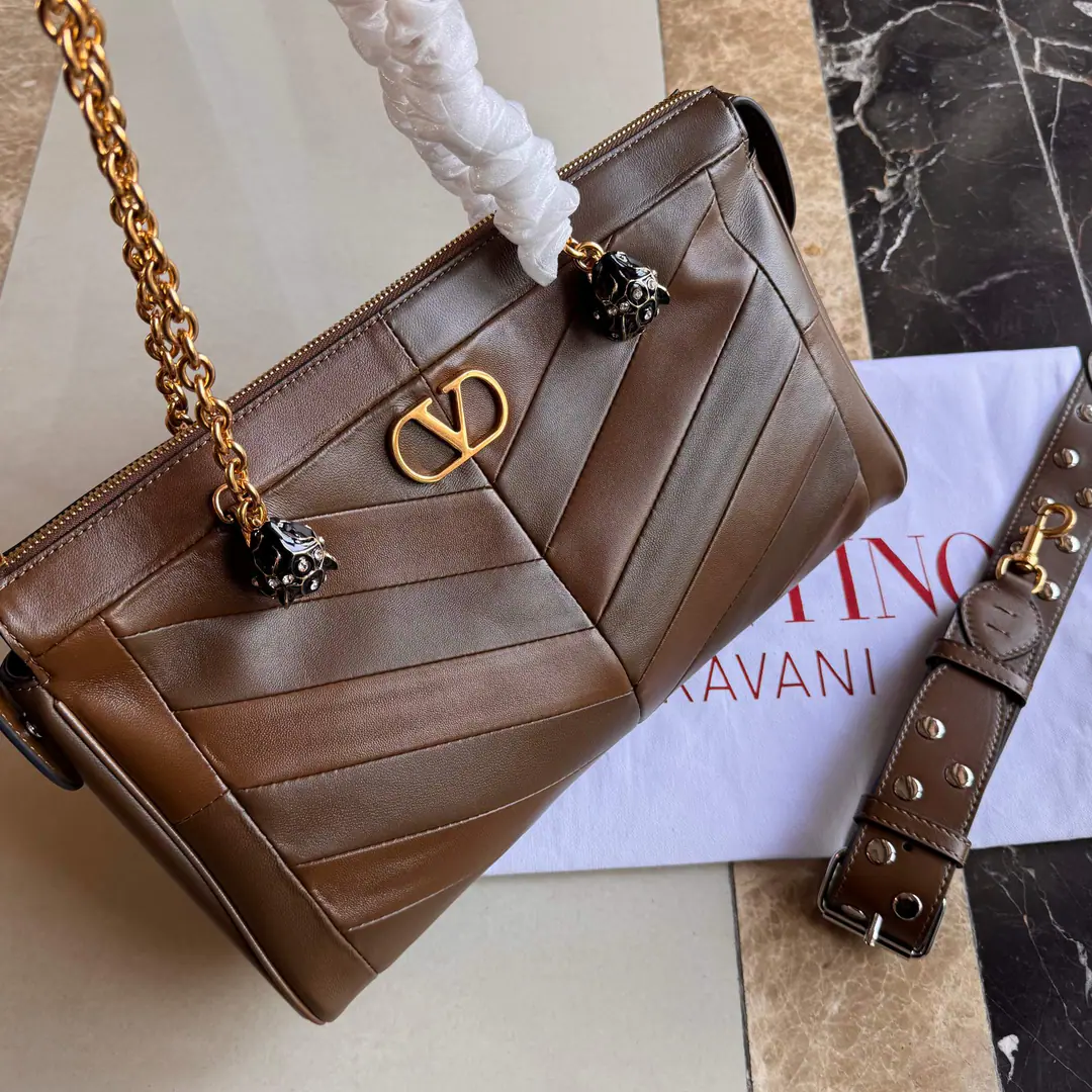 Batch. New🍃VALENTINO GARAVANI PANTHEAHandbag., Combination with bright and dumb sheep leather materialVForm, I'll bet you'll be a head of a beast and a crystal.. Thanks to shoulder belts and handheld designs., This bag can be slashed and slashed.. Retrogold gold process effectsVLOGO SIGNATUREMetal Details -Zip and side buttons. In the leather line., Inside, there's a pocket with a pocket and a zipper. -Chains and adjustable straps can be removed from the leather shoulder. Dimensions: 33XHigh19.5XDeep9centimetres Model: 2025