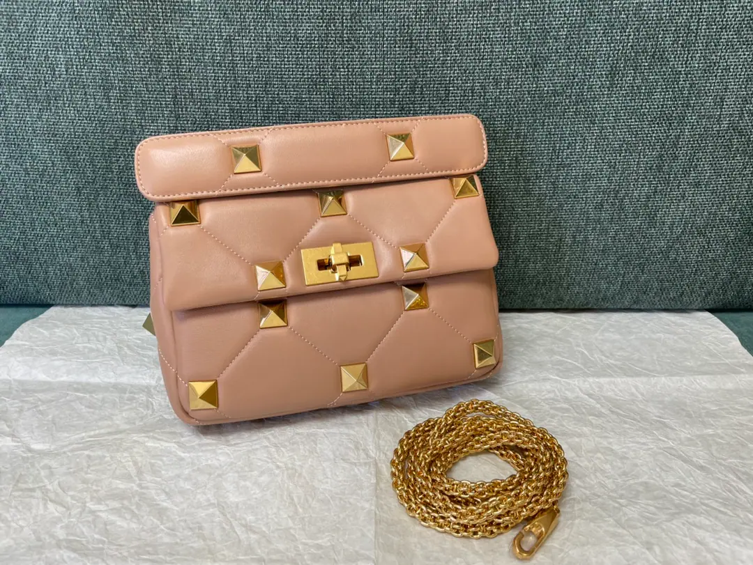 Small. Top First List New bag of nails.🔥Valentin0 Garavani Roman Stud Napa's leather chain bag. All sheep's skins inside and out.！Same color system, sew process enhanced prism👍Retrobronic process process for processing metal nails and accessories🤖️Internal: Zip pocket. 🆕Model0188 Small: 24x16x8cm