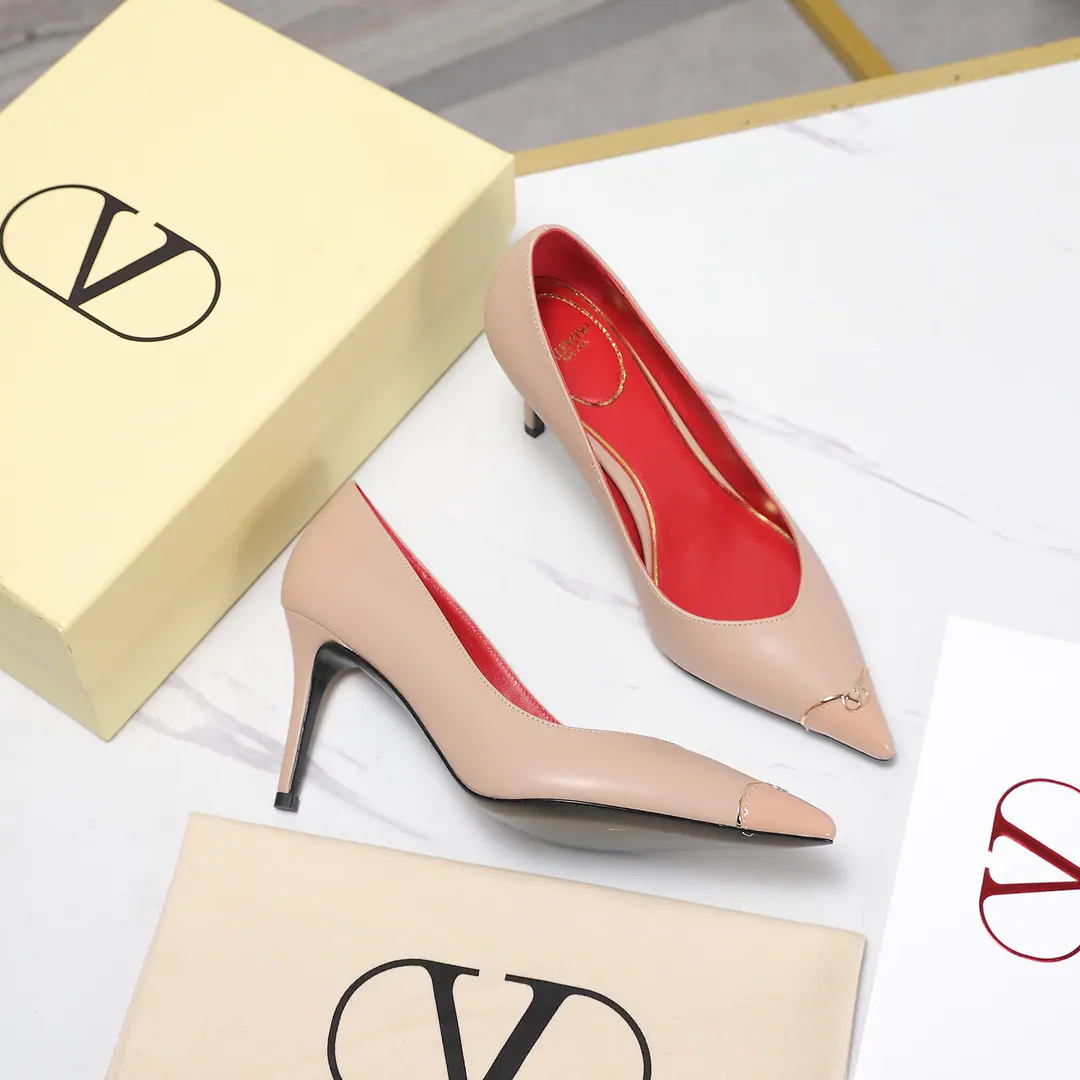 Plant price Valentino/Valentino.26WFNew Spill-head heels. The sharp line is a fine contour of the foot. SmallVGold tags for the shoes. Ratio of length length to length ♪ High and smooth every step of grace ♪ Classic red bottom recognition. It's easy to get a teleport. The naked and the black are cool. The upper foot is to be lifted immediately. You're not tired of walking. The fratricidal romance is hidden in detail. Summer shoe cabinets must be treasured. It's a lot of styles and styles. I'm not sure how much I'm gonna get. The classics that never regret starting. Details show the heart of the brand. It's easy to create a sense of excellence that doesn't take much effort. The price of the treasured shoes. I'm gonna be a little more elegant than I thought. The upper foot is white and thin. It's a match for both work and date. Quality and face The Warrens must be a fine one.！ Facework customized leather with original The inside feet are all sheep's skin. He's tall.: 8cm Italian imports are so thick. size: 35-39（40/41/42Custom）