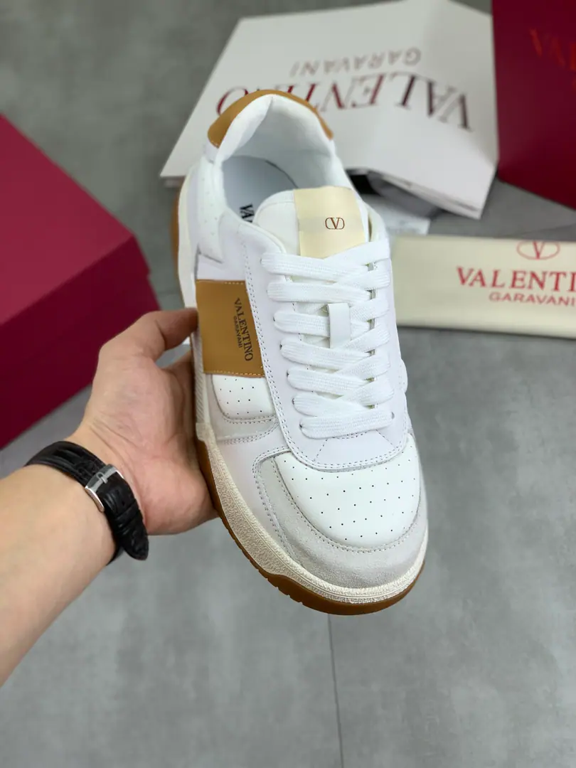 Plant prices Real value Latest ValentinoValentino.VThe new home is a young fashion. Sports shoes It's full of energy. Open-ended age The upper foot is very light and comfortable. Packaging Original procurement development Make the goods. All colors are paired with a pair of eyes. Activate the charming sunshine. Shoes design blends the tide with the everyday shape. The streets are full of feelings. Multi-Current Selection！ Fabulous.: Original Material Collation/Head-decked cow skin. Uchi.: Imported cattle skin/OriginallogoGet some sweat and gas cushions. Otsumi!: TPUThe bubble is a big fat piece of material. Branded plastic shoes. Codes: 38-46 Full package Colours: 3️⃣Colours