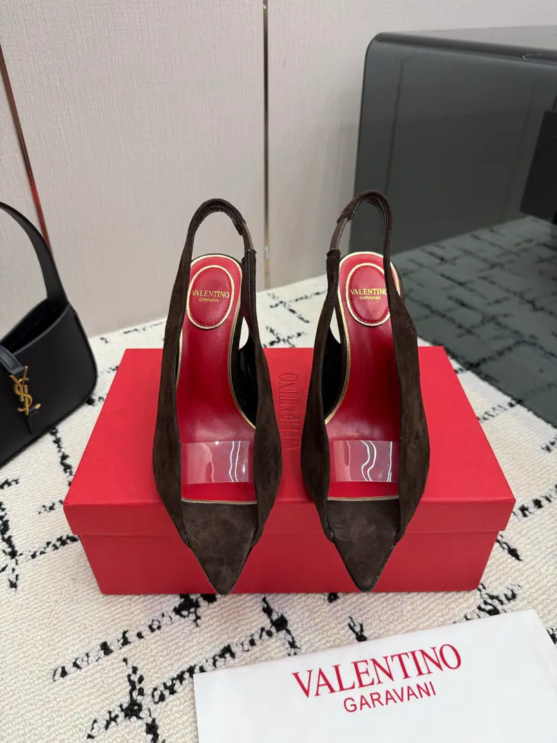 🖤ValentinoValentino, Pico heels., The stuff on the fuzzy is so qualitative., Red lined to the eye., Brand recognition.✨. Pointhead+Xiao Gao and design, Nice and long legs., The air is better with the back seat belt., And I wear them in summer too.OK！It's not about dress and suit., You can easily manage a formal or a fashion situation., Comfortable and fashionable., The gas is full.� SIZE:35-39（40, 41, 42, 43Sold）