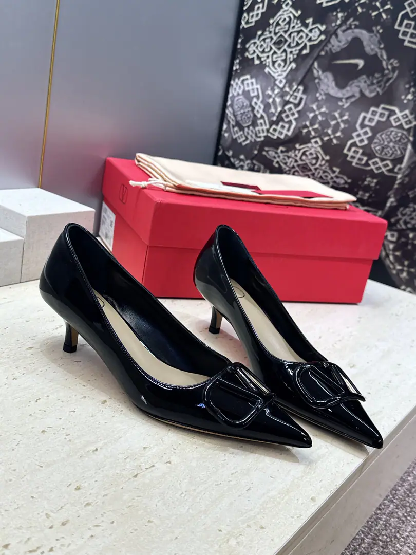 Plant prices(Full plane box.) Top Valentino Spring and summer classic fashion women's shoes. Valentino.logoThe hardware is low and the sharpest one is single. Material: The shoes are in the skin of the cow./Importing cow skin+In the skin of the sheep.+Italy is a big-ass country. He's tall.:4CM SIZE: 34-42(34.40.41.42Custom without re-offer）