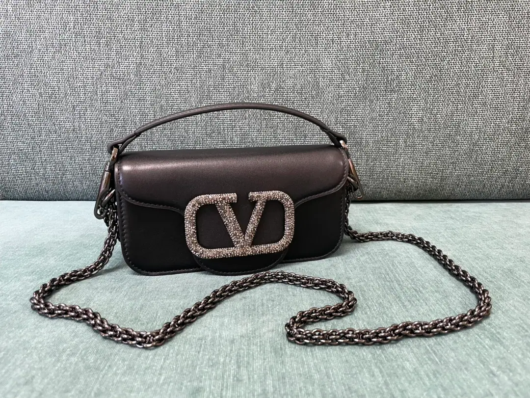 Small. Gunk. ❤️Model: 1133Starfish.▪️The drill button. Valentino Valentino's leather handbag.👜Put the armpit in your bag. ▪️The old effect treatment parts for the old brass. ▪️Magnetic button opening ▪️Soft sheep liner. ▪️Dimensions:20x11x5cm