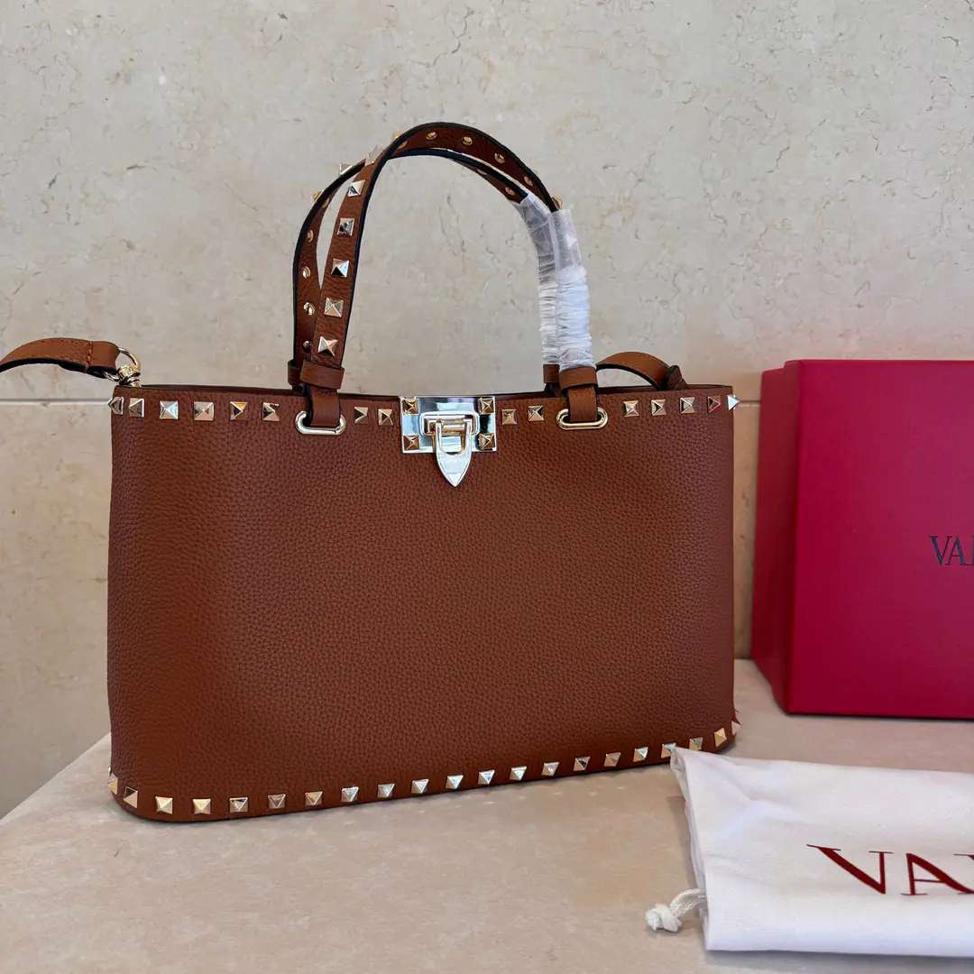 Large. Valentino Garavani Rockstud A small, small, small, small, slanted, little cattle.,The iconic hook-tocking design has been re-explored., The treatment of the nails and the fittings for the metallic process to stop the zipper pulls.: Zipper and hook-buttonable., Dismantled shoulder belts. Large model: 8001 Large size: 32x29x7cm