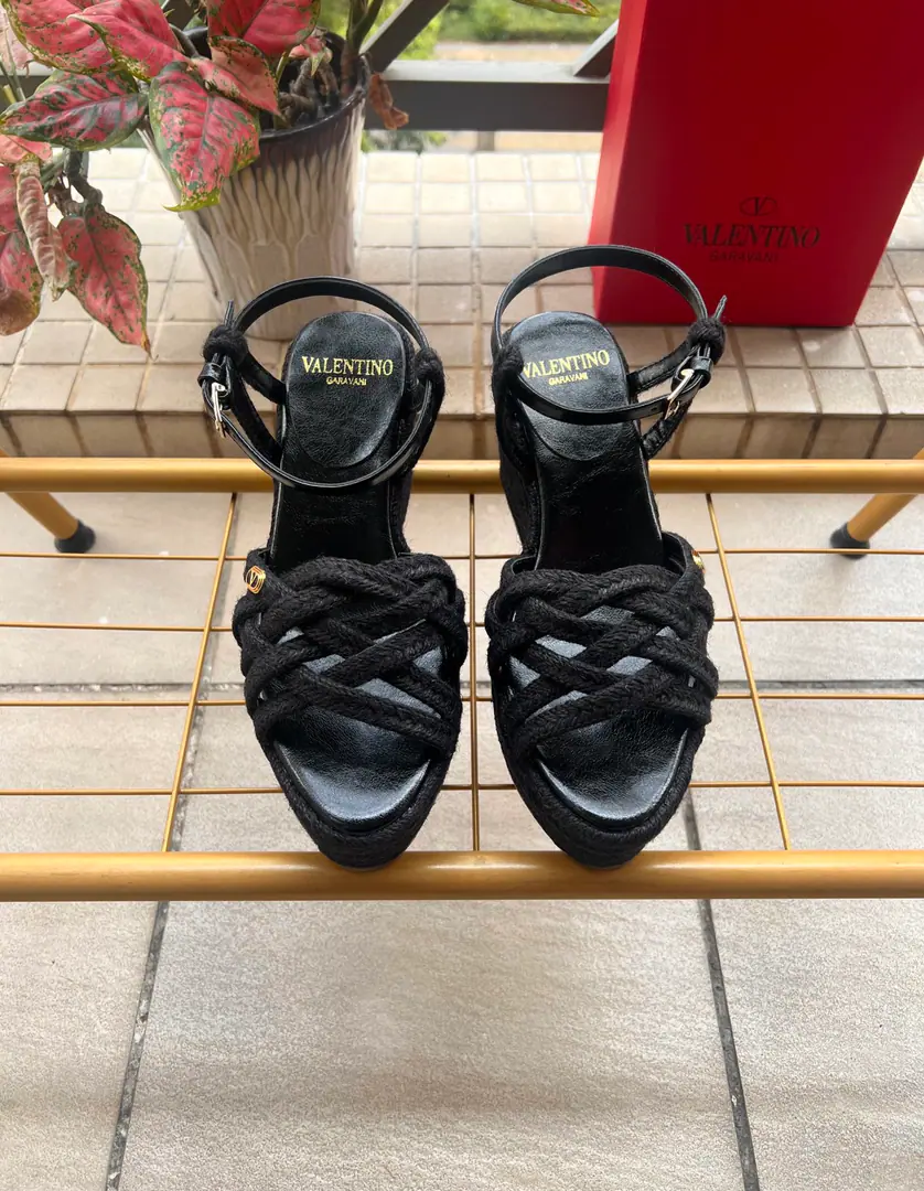 Valentino Garavani /Valentino. Roundhead knittingVI'll take a new sandal.🩴Fishermen's shoes. VThe gold pin logo. Raphigrass. He's tall.9cm Rubber Bottom Italian manufacture 36-41