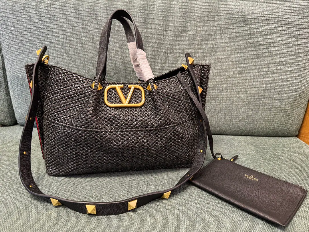 Large. Valentino Spring Chattot Packet Series～ Tot bag made of natural Rafis., The interwoven void creates a clear sense of quality., A brown leather handle., Shoulder belt and zipper bag Summer inflammation., It's a package.～ Dimensions: 35✖️25✖️17cm Paragraph: 22003L