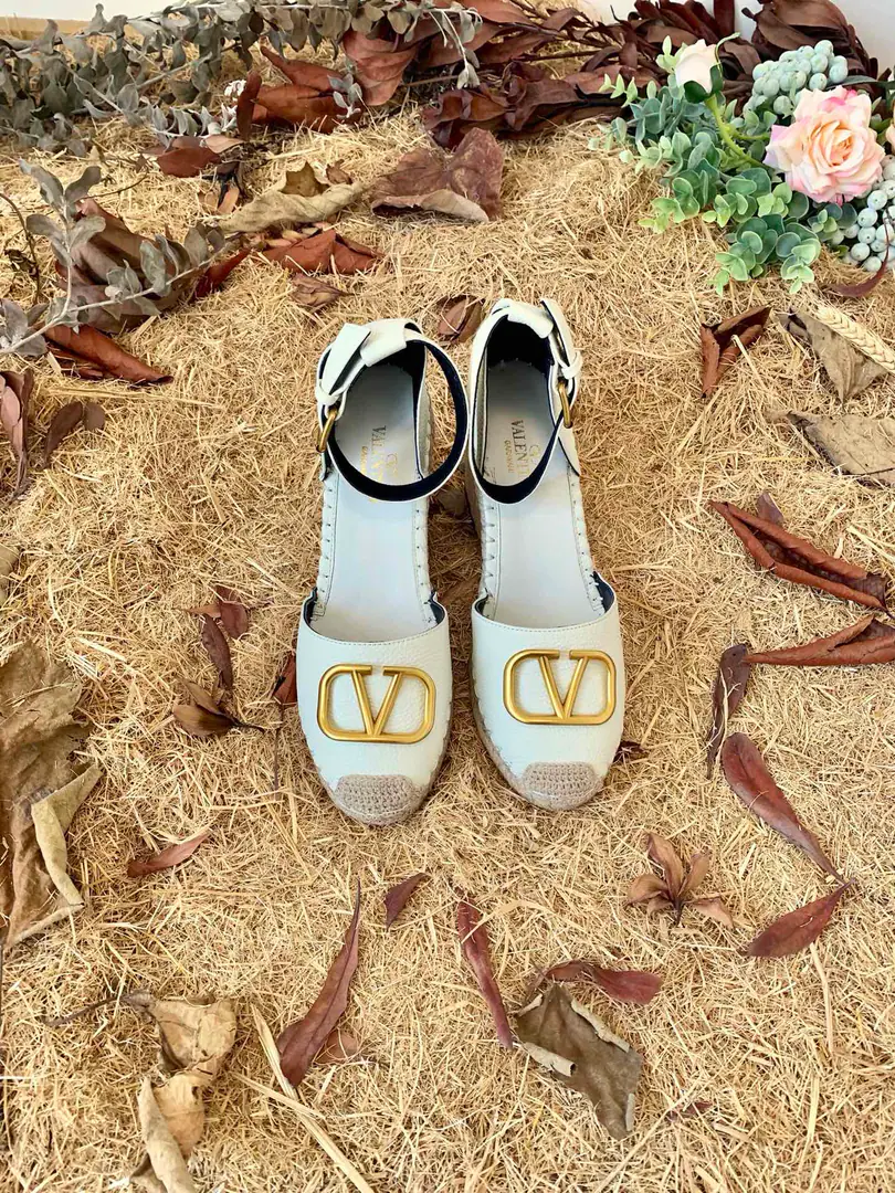 Valentino Garavani A swig of cattle and a strap and a tight-headed sandal. LargeVGold button decorations The ropes are on the slopes and... A twig to adjust the skin belt of the calf. The slopes and the waterproofing stations. Italian manufacture 35-41