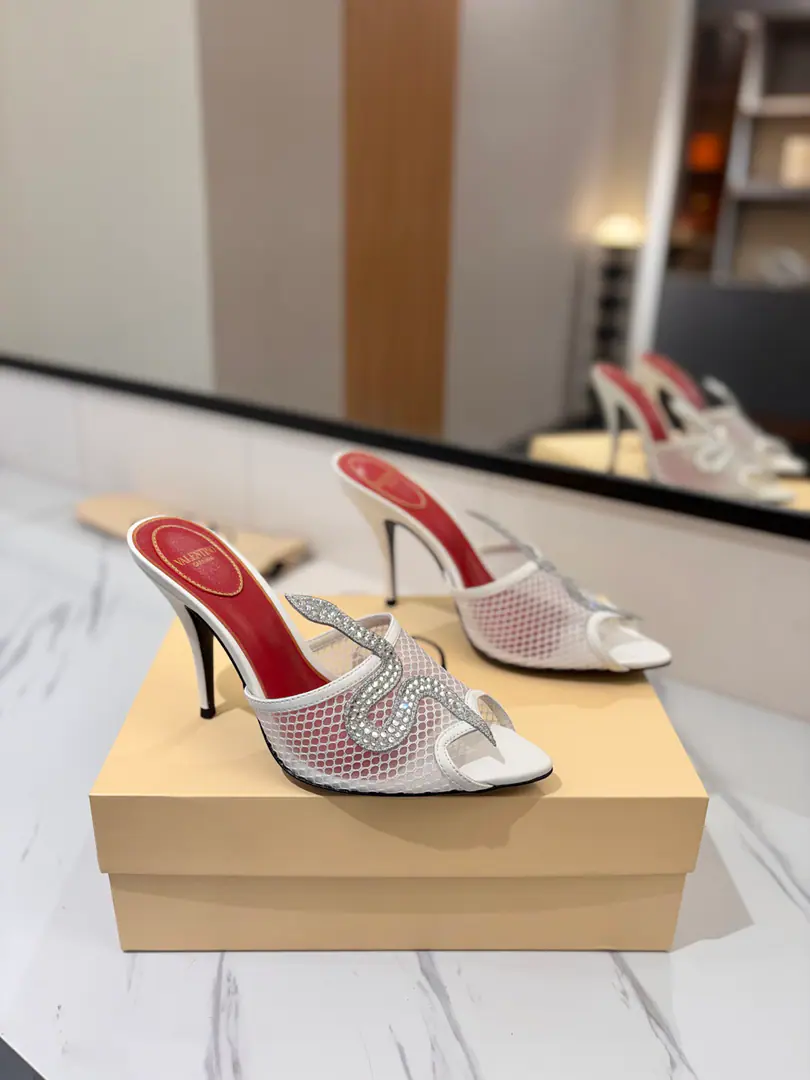 Plant price: Valentino Valentino has introduced a new version. New paragraph“Cœur Vipère”Muller's shoe is selected for leather made in Italy., - We're using pointy toes., A snake with a glitter.🐍A crystal-shaped dress., The beauty of the brand.💖💖 Shoe.: Imported cattle skin Otsumi!: That's a big one. He's tall.: 10cm Codes: 35-39【40, 41, 42I'll make sure I don't change it.】
