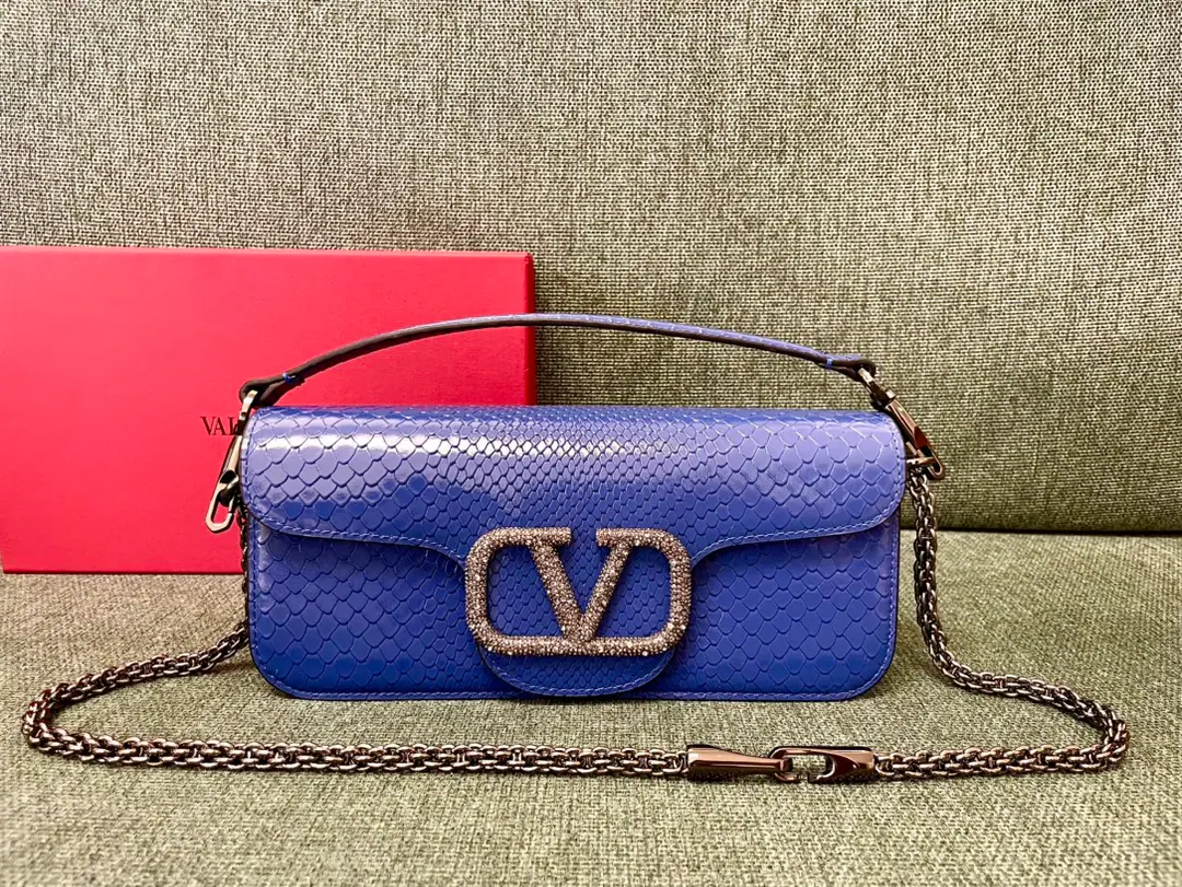 Large. Valentino Garavani MINILOCCow-skin handbag., MetalVLogo SignatureDetails With undreatable lifters and undrewable slide chains, ♪ And I can't bear ♪, Slash or handheld Magnetic button opening Model▪️1133LSnake. Large size:27x13x6cm