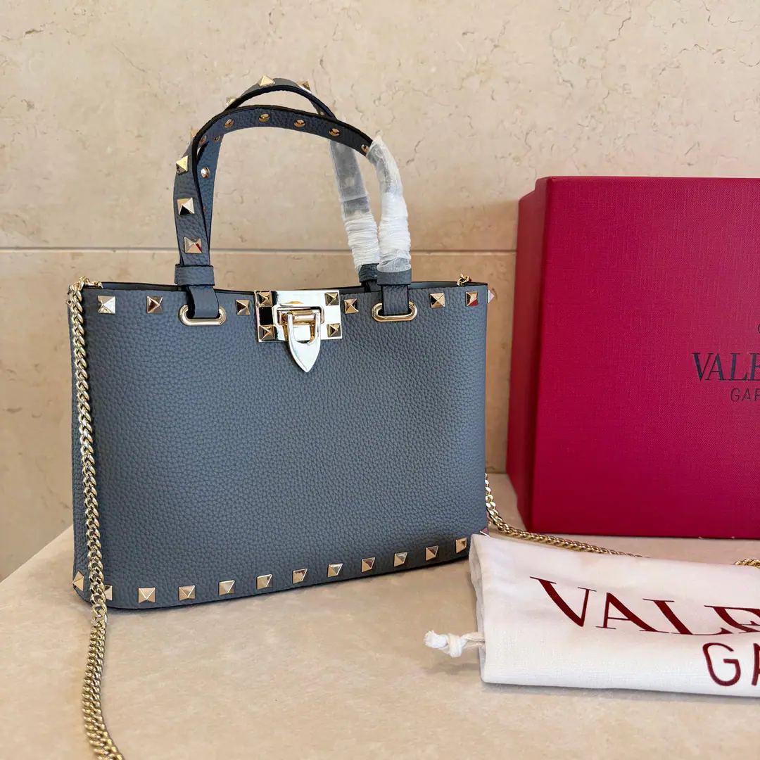 Small. SmallVTNew little handbag. Valentino Garavani Rockstud A small, small, small, small, slanted, little cattle.,The iconic hook-tocking design has been re-explored., The treatment of the nails and the fittings for the metallic process to stop the zipper pulls.: Zipper and hook-buttonable., Dismantled shoulder belts. Model: 8001 Dimensions: 23x15.5x6cm