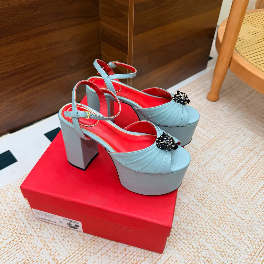 2026I'll take the water table and the sandals. Valentino High heels💗Loved sandals. A beautiful quality.⚠️ It's a great match., Wear it any season.💜 Valentino is a new fashion charm. To continue the super high and design., I'm a big fan of the world's famous fans. The million fans are showing their love., Best sales at sea and abroad The domestics are out., Top Version Candy color., Every color is beautiful. Shoe.: Bullskins. Uchi.: Import of sheep skin Shoes under the sole.: That's a big one. He's tall.: 11cm Packaging: Full original package Codes: 36One.42Code（40, 41, 42I'm not gonna change.）