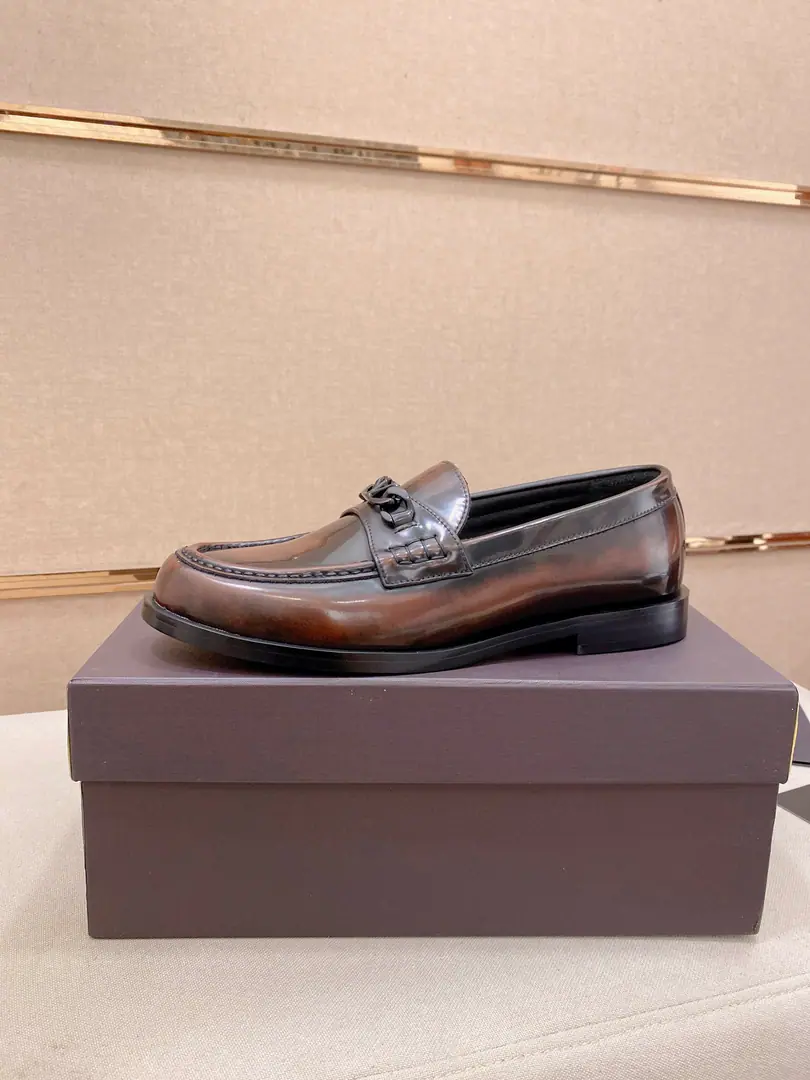 Plant prices: Valentino Valentino. New man.V logoMicrobills, business recreational shoes. This is a De Beerford shoe made of imported leather., It's light., Cool style., Shoe-faced.logoButton, Show me the big card.！The new urban trend between lines is evident.. The shoes are full of roundness., The rubber-floped soles and the triple-breeded leather line are mutually reinforcing.. Very stylish., In the skin of Ben's cow., That's a real leather cushion., MarklogoDecoration, Jane is not lost in the atmosphere., Euro-American Classic Easy Style, The upper foot is perfectly comfortable.. Size: 39-44（38.45.46Make a reservation.）