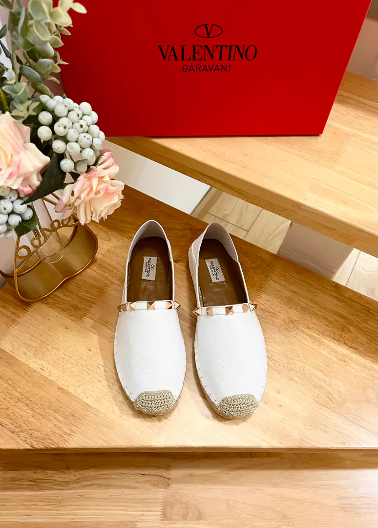 Valentino Garavani /Valentino. The canvas. New fisherman shoes. Nail decorations The canvas. He's tall.2cm Rubber Bottom Italian manufacture 36-41