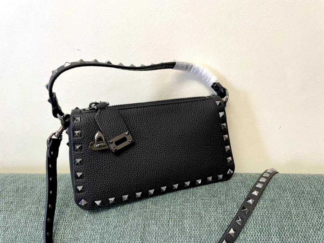 Batch. VTNew little handbag. Model: 5500 Dimensions: 19x13x7cm Valentino Garavani Rockstud A small, small, small, small, slanted, little cattle.,The iconic hook-tocking design has been re-explored., The treatment of the nails and the fittings for the metallic process to stop the zipper pulls.: Zipper and hook-buttonable., Dismantled shoulder belts.