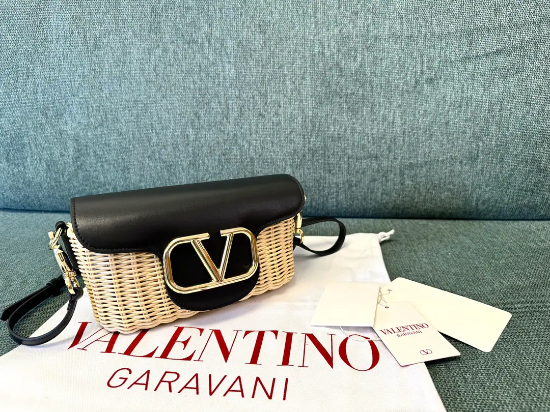 Batch. Black▪️Summer brand new.▪️valentino Valentino made a small slant bag., The original cow skin is mixed with the sandy skins in the inside., A bag.💌It's a lot of capacity.❤️ Shoulder length▪️ cmAdjustable Dimensions: 21.5x10x 6cm Model: 5211